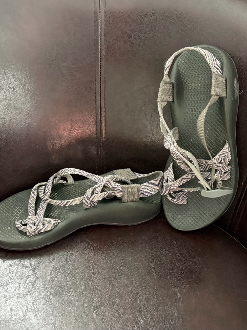 Women’s size 7 Chaco Outdoor Strappy Sandals water shoes black & gray